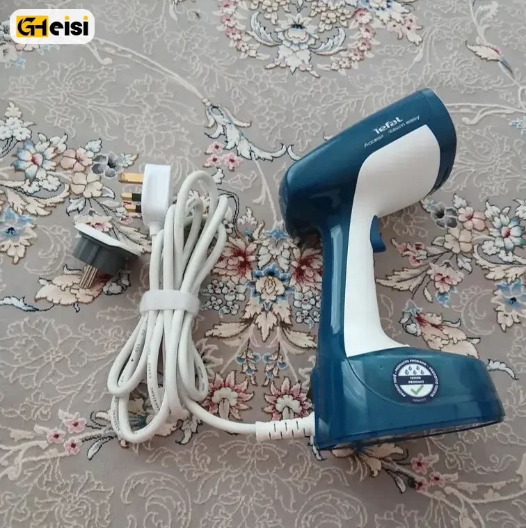 اتو بخارگر دستی تفال مدل DT7130 از نمای کناری روی فرش