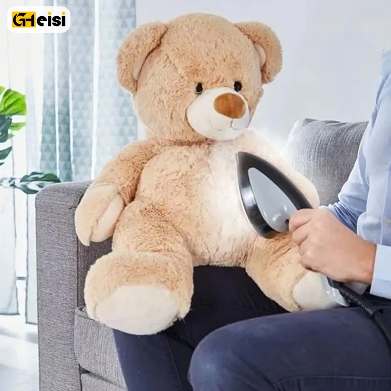 فرد با اتو بخارگر 2980 وات تفال مدل QT1510 G0 عروسک خرس را اتو میزند