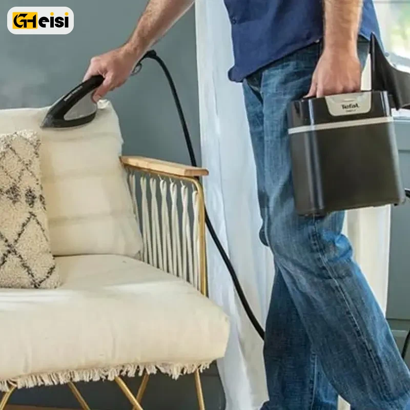 فرد با اتو بخارگر 2980 وات تفال مدل QT1510 G0 مبل را اتو میزند